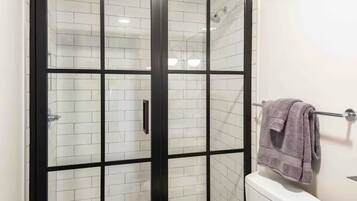 Bruser, hårtørrer, håndklæder, Sæbe