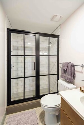 Een douche, een haardroger, handdoeken, zeep