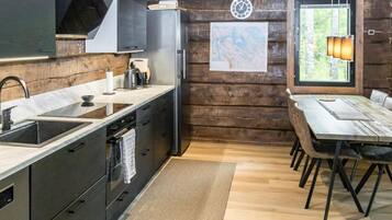 KĂŒhlschrank, Mikrowelle, GeschirrspĂŒler, Kochgeschirr/Geschirr/Besteck