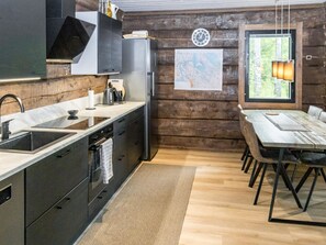 Køleskab, mikrobølgeovn, opvaskemaskine, køkkentøj/tallerkener/redskaber