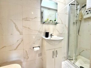 Bathroom - Camden Apartment Sleeps 2 (London)