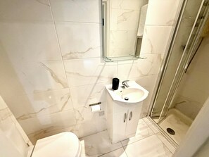 Bathroom - Camden Apartment Sleeps 2 (London)