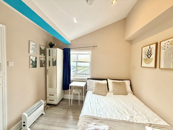 Iron/ironing board, WiFi, bed sheets