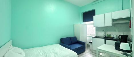 Tabla de planchar con plancha, wifi y ropa de cama