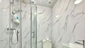 تجهيزات دش، مجففات شعر، مناشف، صابون
