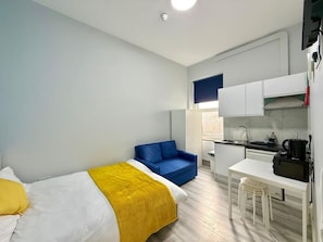 Iron/ironing board, WiFi, bed sheets
