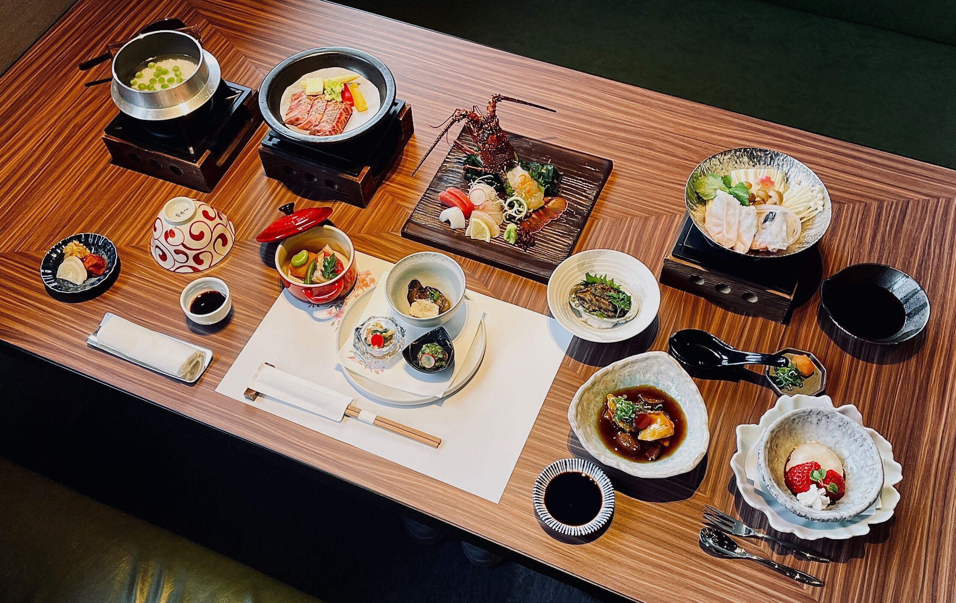 Una mesa de madera con diversos platos, como mariscos, verduras y postres.