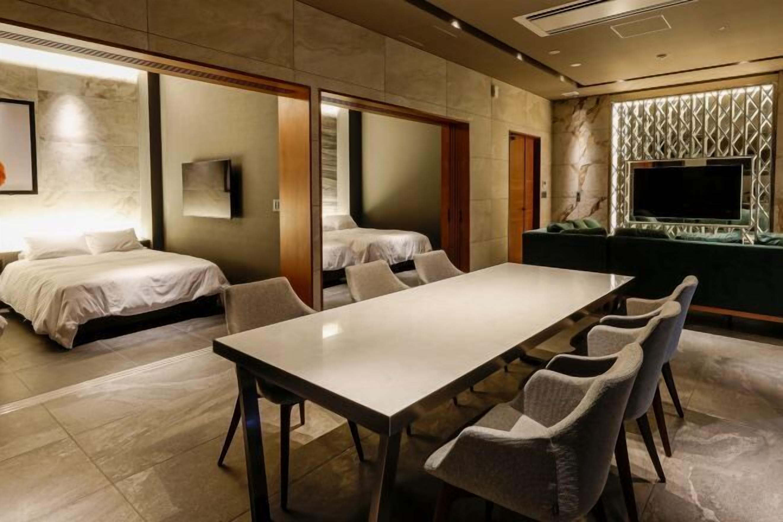 In-room safe, soundproofing, iron/ironing board, free WiFi