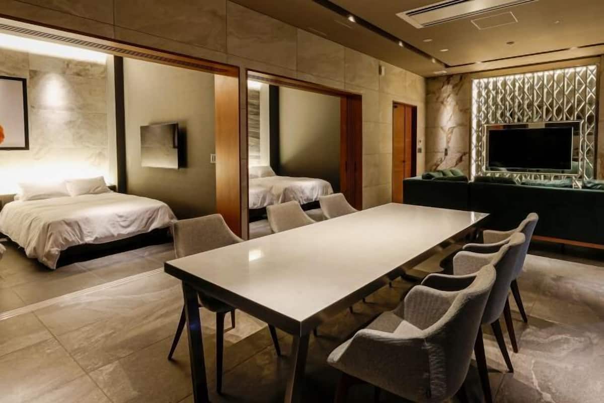 Värdeförvaringsskåp på rummet, ljudisolering och strykjärn/strykbräda