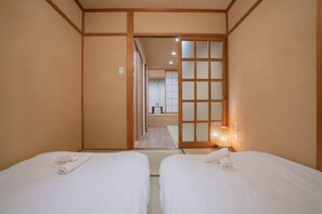 Classic Villa, Balcony | 3 bedrooms, laptop workspace, blackout drapes, free WiFi - Miyu Mitaka (Osaka)
