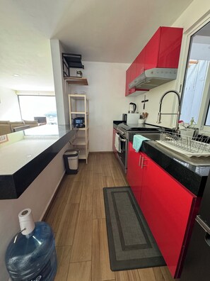 Refrigerador, microondas, horno y parrilla de estufa