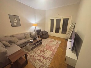 Smart-tv, eldstad, tv-spel och böcker