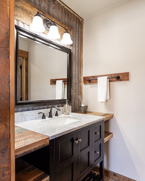 Hair dryer, towels - The Adventure Inn Yellowstone- Glacier: Cozy 2 queen suite 1min from Yellowstone. (West Yellowstone)