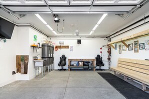 Interior - The Adventure Inn Yellowstone- Glacier: Cozy 2 queen suite 1min from Yellowstone. (West Yellowstone)