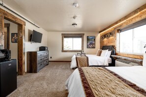 1 bedroom, iron/ironing board, travel cot, WiFi - The Adventure Inn Yellowstone- Glacier: Cozy 2 queen suite 1min from Yellowstone. (West Yellowstone)