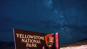 Een bord voor Yellowstone National Park, met een sterrenhemel op de achtergrond.