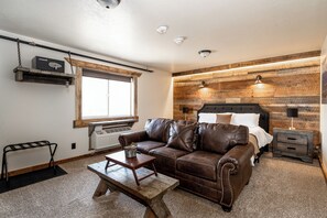 TV - The Jack Creek King Suite (West Yellowstone)