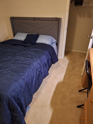 1 bedroom, iron/ironing board, free WiFi, bed sheets - Charming B&B with WiFi and flower garden at entrance view in Enchanting Converse (Converse)