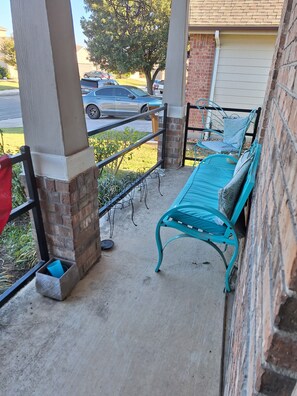 Property grounds - Charming B&B with WiFi and flower garden at entrance view in Enchanting Converse (Converse)