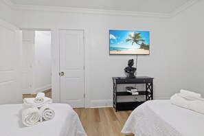 4 bedrooms, desk, iron/ironing board, free WiFi - Habana Luxury Bungalow- Heated pool (Tampa)