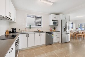 Micro-ondes, four, plaque de cuisson, lave-vaisselle