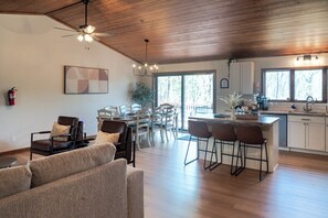 Interior - Charming 4-bedroom home with Hot Tub and Pool Table in Massanutten Resort (McGaheysville)