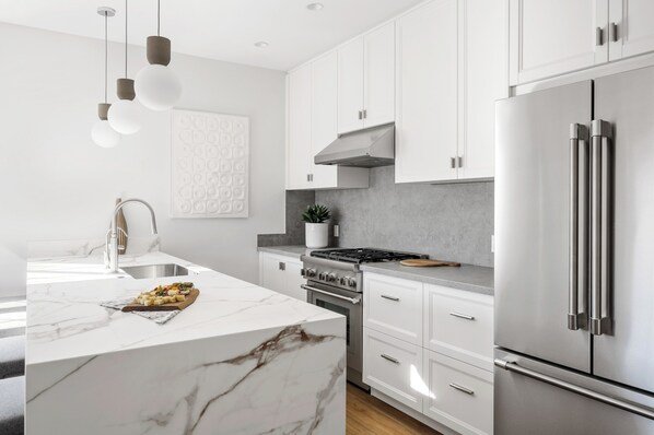 Fridge, oven, stovetop, dishwasher