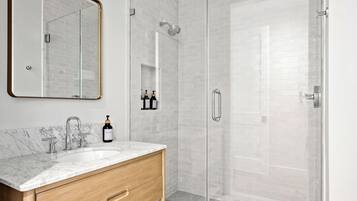 Dusche, Haartrockner, Handtücher