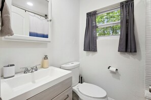 Shower, hair dryer, towels, soap - GNV 4 BR - 4 Mins to UF - Groups & Families - Pets (Gainesville)