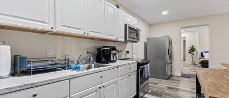 Electric kettle, toaster, blender, cookware/dishes/utensils