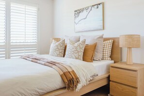 5 bedrooms, iron/ironing board, WiFi, bed sheets