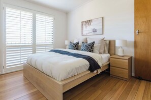 5 bedrooms, iron/ironing board, WiFi, bed sheets