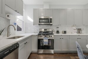 Micro-ondes, four, plaque de cuisson, lave-vaisselle