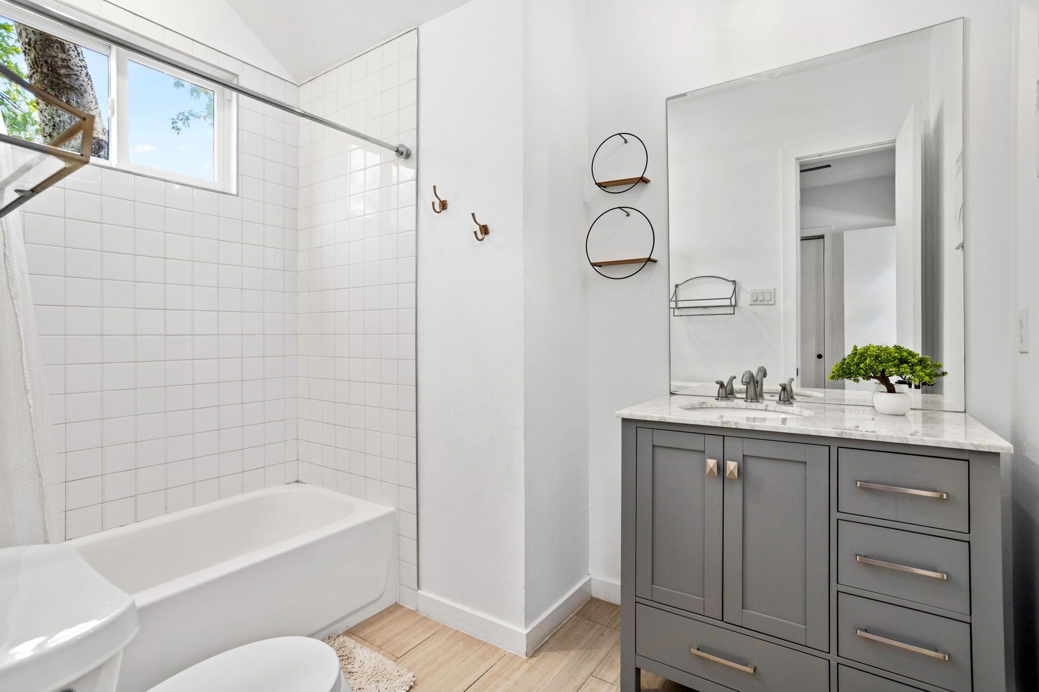 Shower, hair dryer, bidet, towels