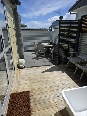 Outdoor dining - Kainga Tatahi - Modern Urenui Beach Bach (Urenui)