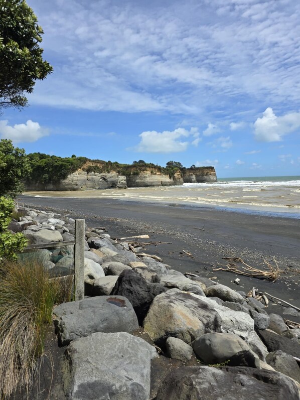Beach nearby - Kainga Tatahi - Modern Urenui Beach Bach (Urenui)