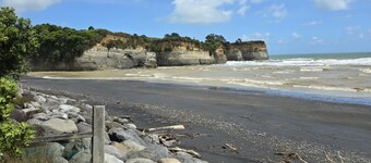 Kainga Tatahi  - Modern Urenui Beach Bach 