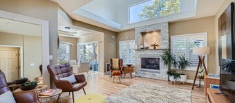 North Boulder 5BR/4BA retreat for 10: yard, AC, BBQ, Wi‑Fi, pet-friendly