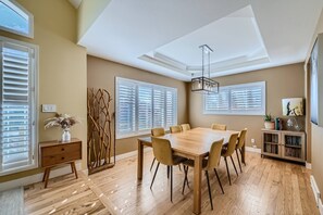 Dining - North Boulder 5BR/4BA retreat for 10: yard, AC, BBQ, Wi‑Fi, pet-friendly (Boulder)