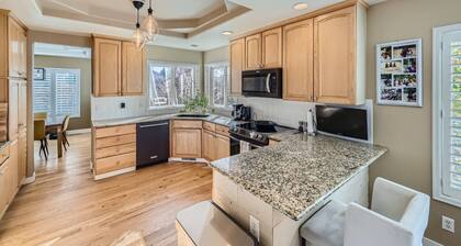North Boulder 5BR/4BA retreat for 10: yard, AC, BBQ, Wi‑Fi, pet-friendly