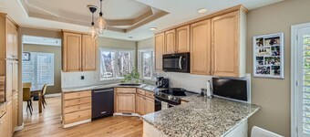 North Boulder 5BR/4BA retreat for 10: yard, AC, BBQ, Wi‑Fi, pet-friendly