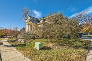 Exterior - North Boulder 5BR/4BA retreat for 10: yard, AC, BBQ, Wi‑Fi, pet-friendly (Boulder)