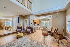 Interior - North Boulder 5BR/4BA retreat for 10: yard, AC, BBQ, Wi‑Fi, pet-friendly (Boulder)