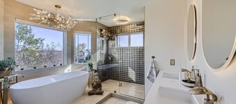 North Boulder 5BR/4BA retreat for 10: yard, AC, BBQ, Wi‑Fi, pet-friendly
