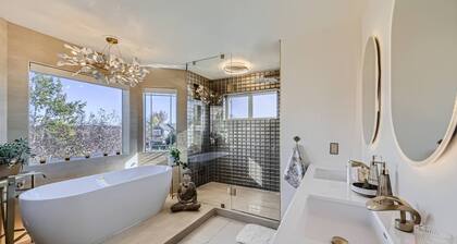 North Boulder 5BR/4BA retreat for 10: yard, AC, BBQ, Wi‑Fi, pet-friendly