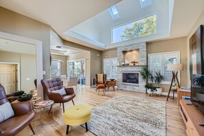 Fireplace - North Boulder 5BR/4BA retreat for 10: yard, AC, BBQ, Wi‑Fi, pet-friendly (Boulder)