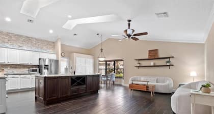 Charming, relaxing 4-bedroom house with a pool and BBQ Grill in Wellington