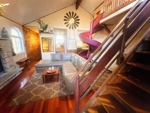 Smart TV, fireplace, video games - ~Covered Hot Tub & Sauna, very PRIVATE backyard, indoor slide, Centrally Located (Long Pond)