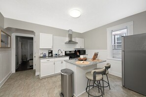 Private kitchen - Charming 3-bedroom house with WiFi, AC in fabulous Cleveland (Cleveland)