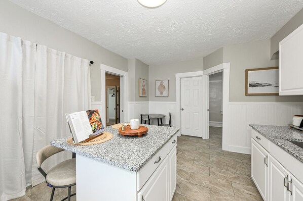 Dining - Charming 3-bedroom house with WiFi, AC in fabulous Cleveland (Cleveland)